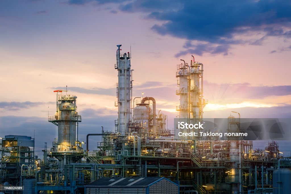 Raffinerie pétrolière au coucher du soleil — photo d’illustration